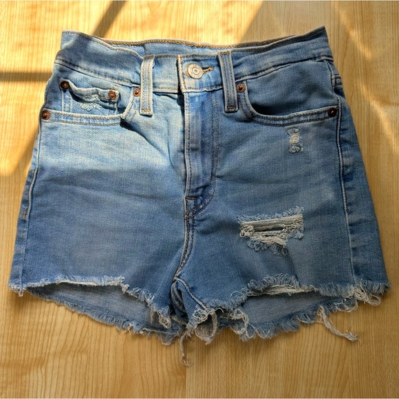 Levi’s Distressed High Rise Denim Shorts in Sapphire Dust - Size 24, Medium Wash - Picture 1 of 17